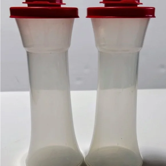 Large Tupperware hourglass salt and pepper shakers - Picture 2 of 4